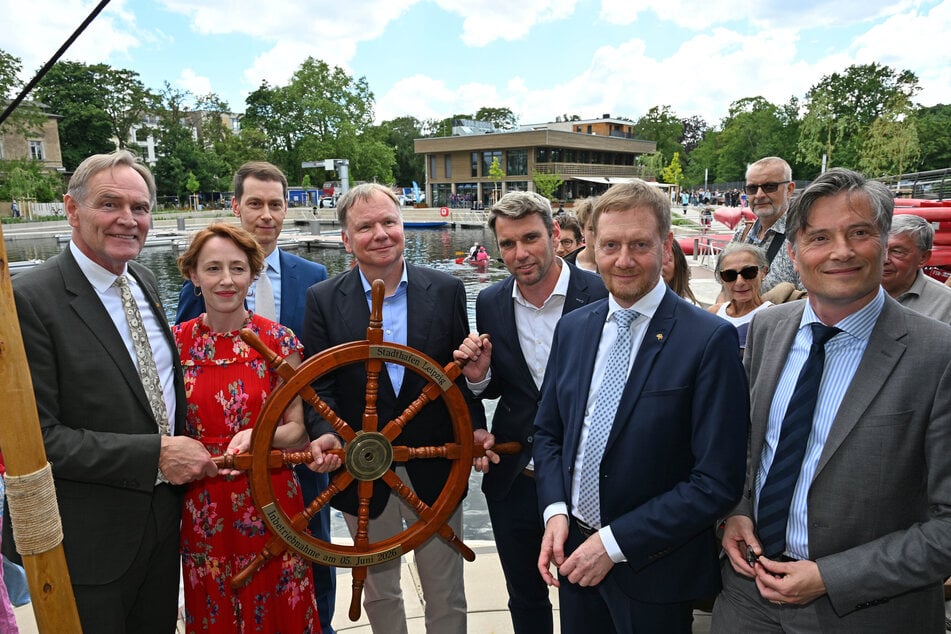 Zum Festakt zeigte sich fast die gesamte Polit-Prominenz aus Stadt und Land. Mit dabei: Leipzigs Oberbürgermeister Burkhard Jung (68, SPD, l.) und Sachsens Ministerpräsident Michael Kretschmer (51, CDU, 2.v.r.).