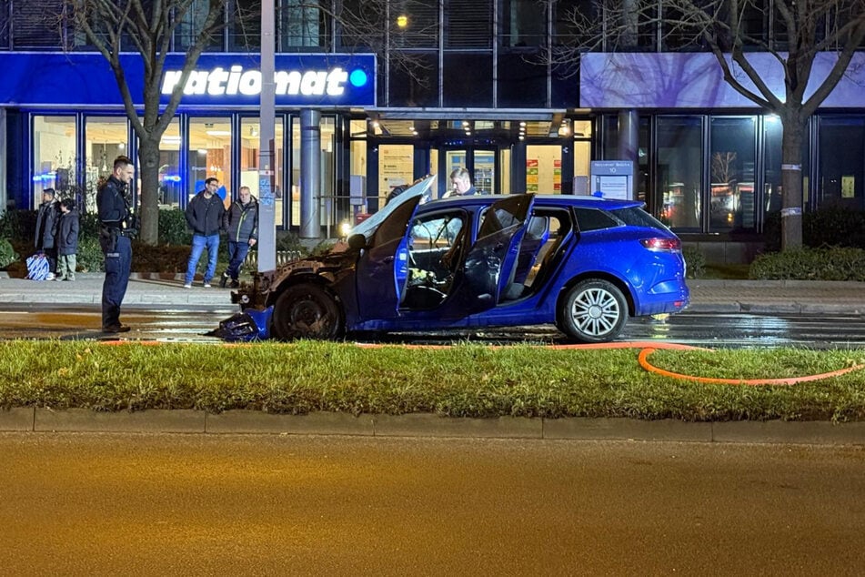 Der Wagen war kurz vor der Kreuzung in Flammen aufgegangen.