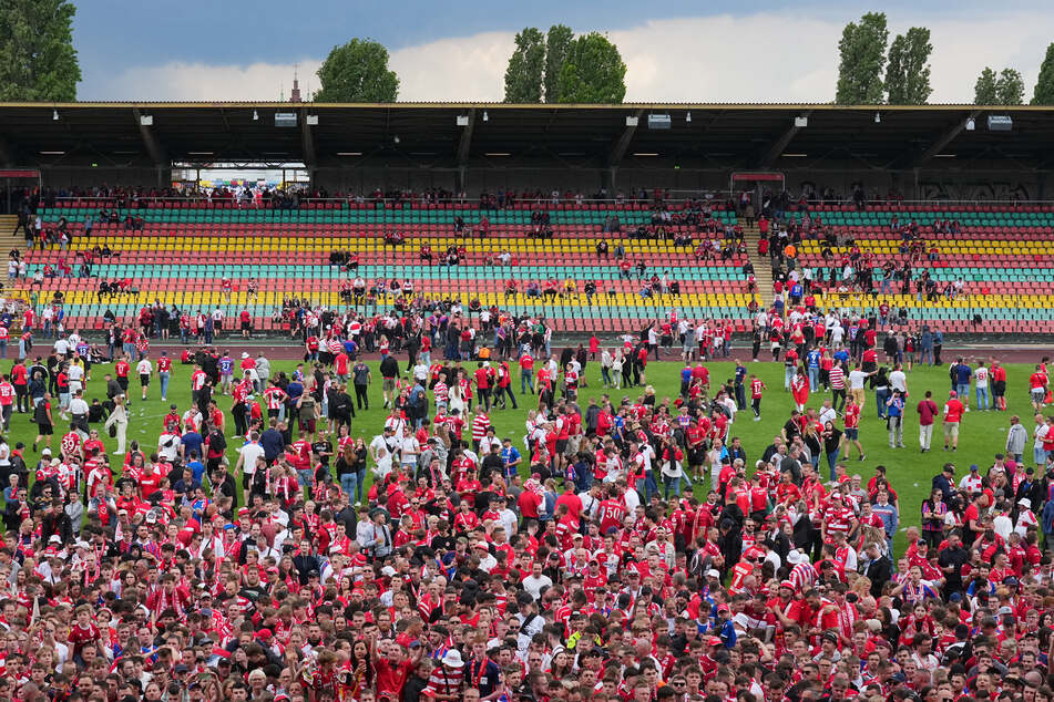 Vor wenigen Wochen sah das Stadion noch so aus: rappelvoll mit unzähligen Fußballfans.