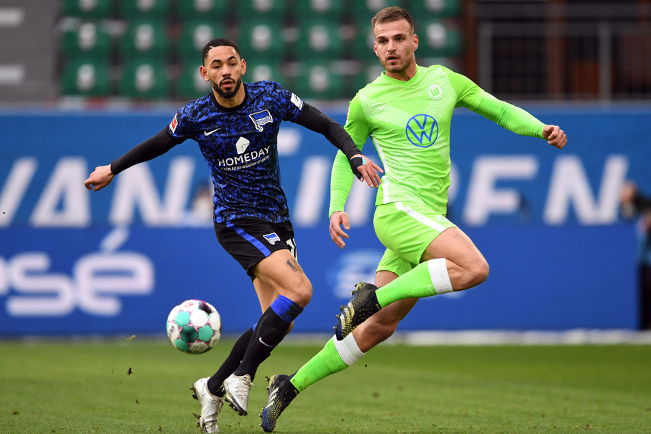 Herthas Matheus Cunha im Zweikampf mit Wolfsburg Marin Pongracic (r.). Der Brasilianer erlitt in Wolfsburg eine Verletzung am Oberschenkel und wird erstmal pausieren müssen.