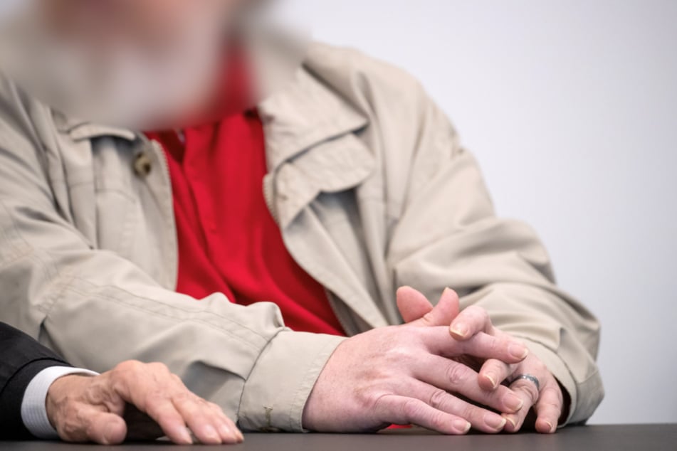 Der Angeklagte sitzt im Sitzungssaal.