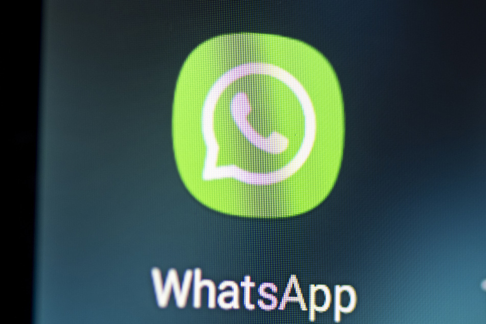 Auf dem Bildschirm eines Smartphones sieht man das Logo der Messenger-App Whatsapp. Die umstrittenen neuen Datenschutz-Regeln, die Facebooks Chat-Dienst schon im Februar einführen wollte, sollen nun schließlich in Kraft treten.