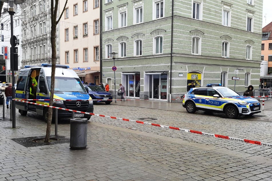 Die Polizei hat den Bereich um die Unfallstelle großflächig abgesperrt.