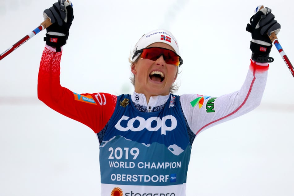 Therese Johaug (32) aus Norwegen jubelt im Ziel über den Sieg.