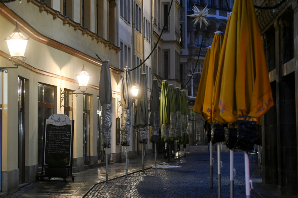 Leipzig: Das sehr beliebte Barfußgässchen mit seinen Kneipen und Restaurants ist menschenleer.
