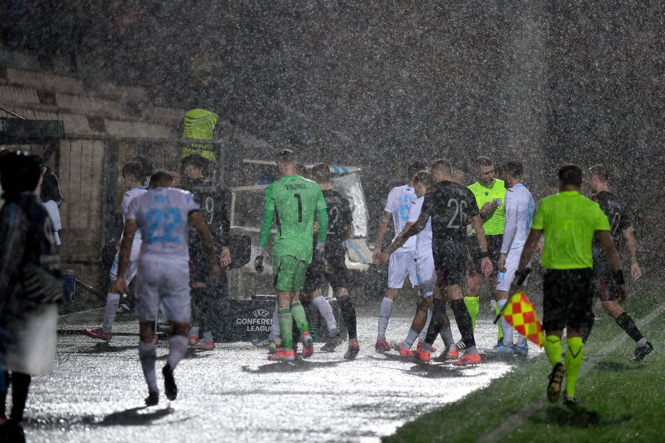 Irre Szenen: Im kroatischen Rijeka schüttete es extrem, der Platz stand unter Wasser.