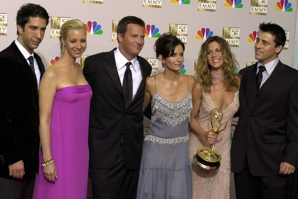 Die "Friends"-Stars im September 2002 bei den 54. Primetime Emmy Awards in Los Angeles: David Schwimmer (v.l.n.r.), Lisa Kudrow, Matthew Perry, Courteney Cox, Jennifer Aniston und Matt LeBlanc.
