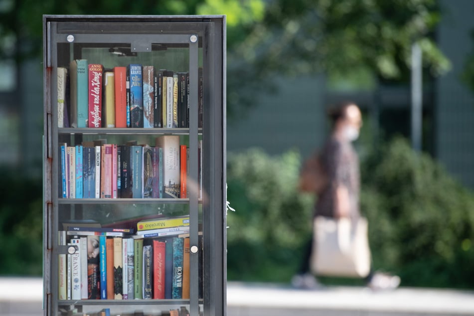 So oder so ähnlich können frei zugängliche Bücherschränke oder -kisten aussehen, in die jeder entweder ausgemusterte Bücher hineinstellen oder sich kostenlos mit neuem Lesestoff versorgen kann.