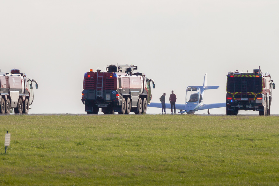 Kameraden der Flughafen-Feuerwehr kümmerten sich um die Bergung der havarierten Maschine.
