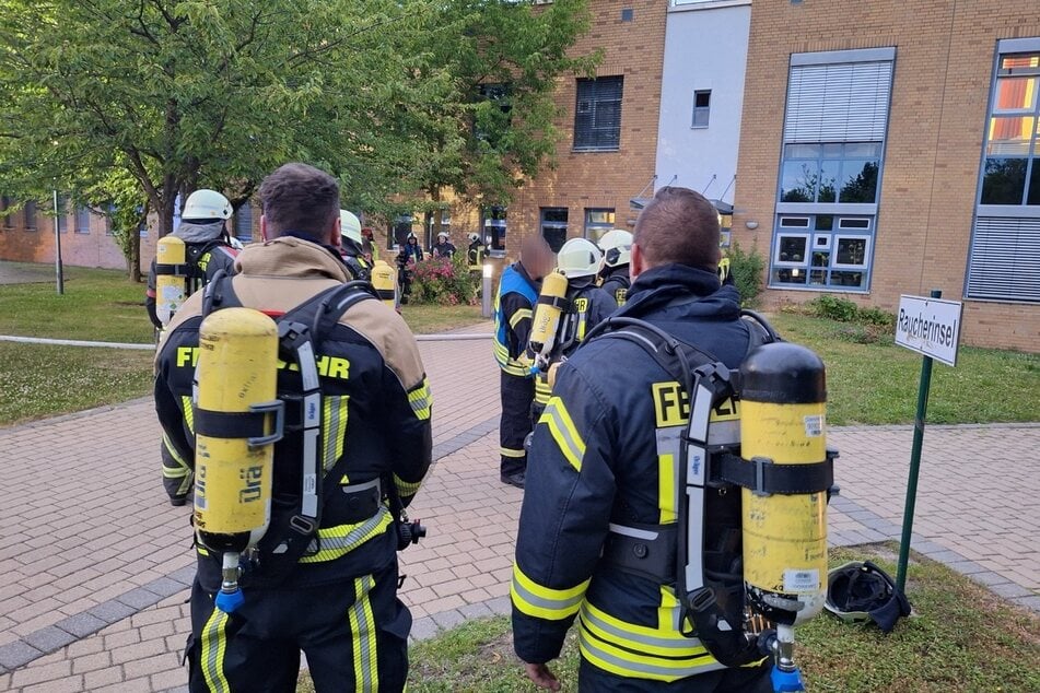 Ganze 84 Feuerwehrleute kümmerten sich darum, dass die Flammen sich nicht auf andere Stationen ausbreiten konnten.