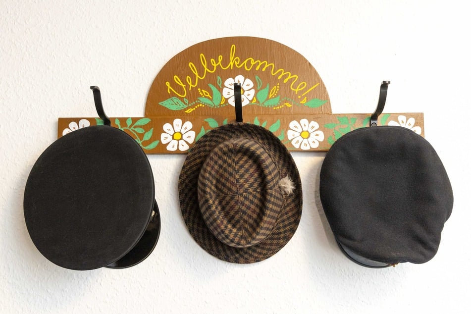 Die Kopfbedeckungen des dänischen Gauner-Trios hängen an der Garderobe.