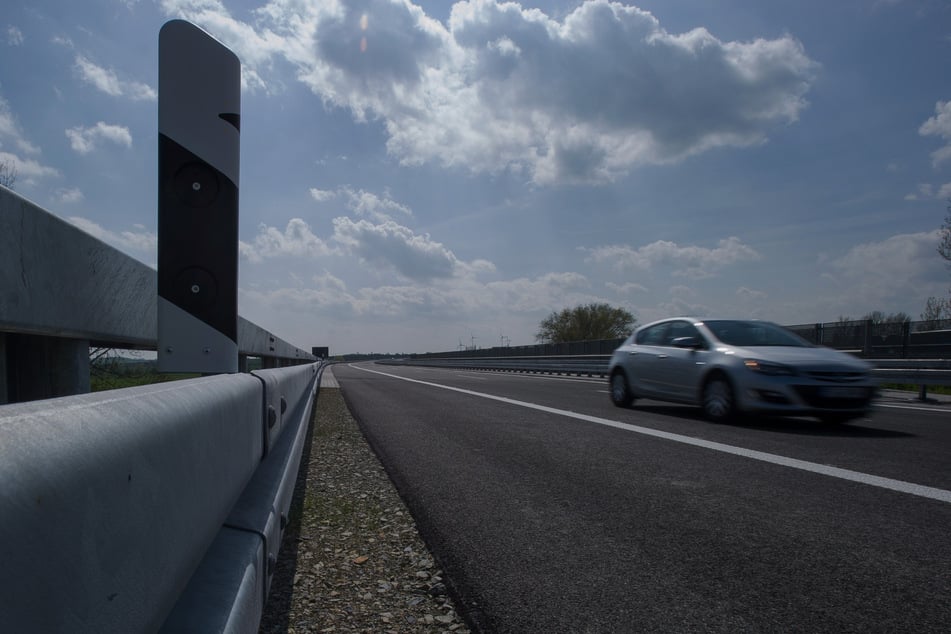 Seine Fahrt endete unschön in einer Leitplanke. (Symbolbild)