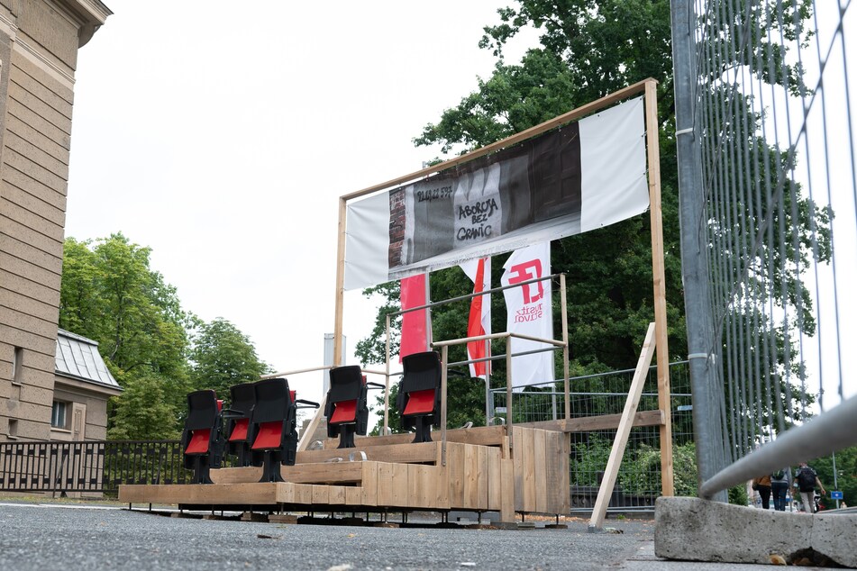 Die Installation "Kulisse" von Lisa Maria Baier steht vor der Brücke der Freundschaft hinter einem Bauzaun.