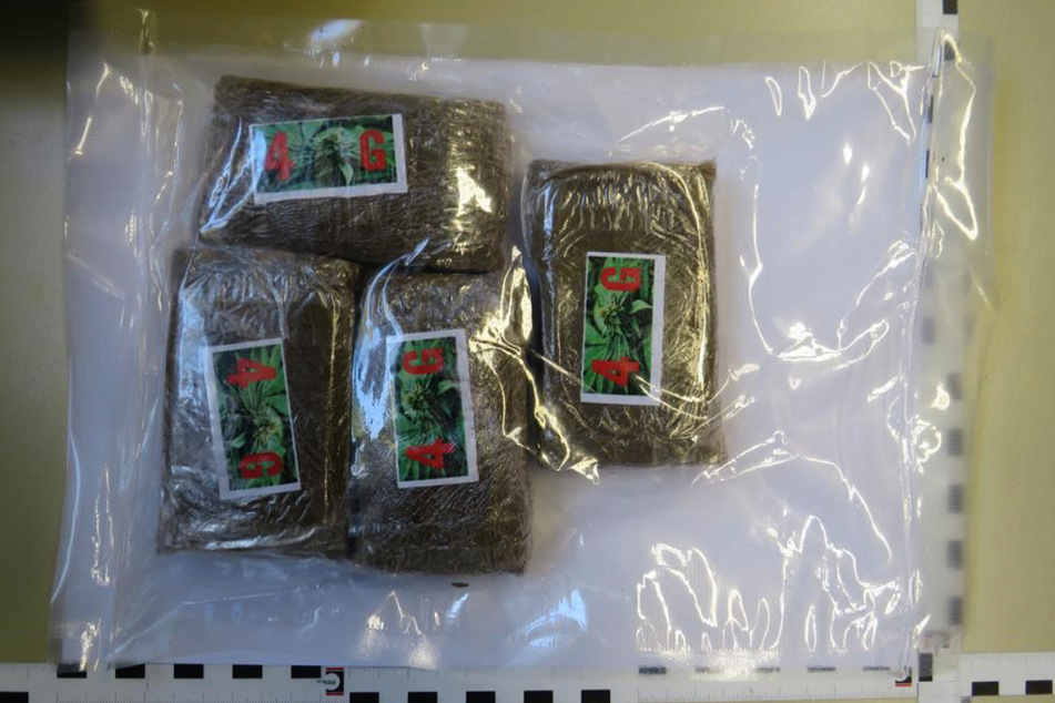 In der Wohnung und der Tasche fanden sie insgesamt zwei Kilo Haschisch, 800 Gramm Marihuana, über 20 Gramm Kokain, Waffen und Bargeld.