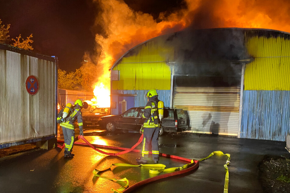 In Oberhausen ist eine Lagerhalle ausgebrannt. Rund 60 Feuerwehrleute kämpften gegen die Flammen.