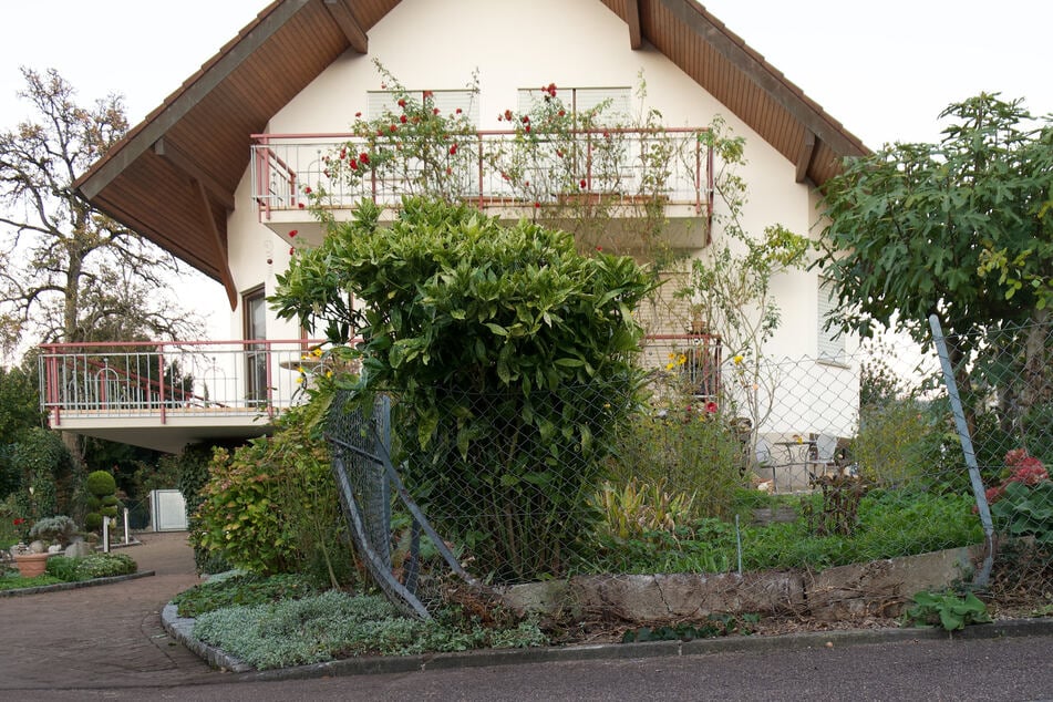 Südlich von Freiburg soll sich am Samstag in diesem Haus ein Familiendrama abgespielt haben, bei der die Tochter ums Leben kam.