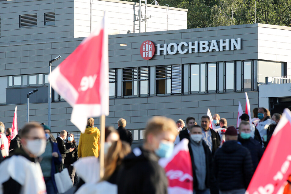 Streikende Hochbahn-Mitarbeiter stehen am Eingang zu dem Betriebshof Alsterdorf der Hamburger Hochbahn AG. (Archivbild)