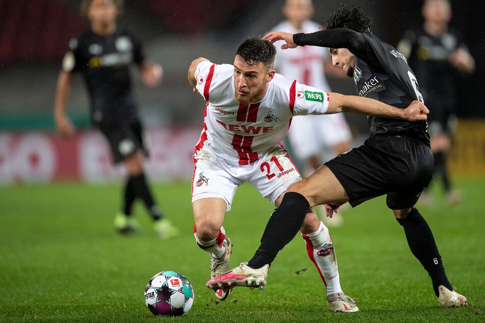 Kölns Salih Özcan (l.) und Osnabrücks Ludovit Reis kämpfen um den Ball.