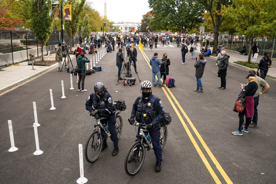 Die Polizei des District of Columbia Metropolitan Police steht vor dem Weißen Haus und beobachtet, wie sich die Demonstranten am Tag der US-Präsidentschaftswahl versammeln.
