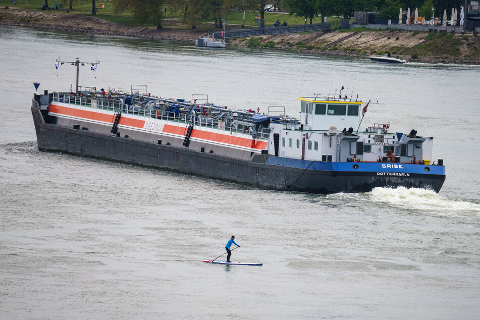 Der Rheinpegel zeigte 2018 extreme Ausschläge. Auf Hochwasser folgte ein solches Niedrigwasser, das der Gütertransport stockte. (Symbolfoto)