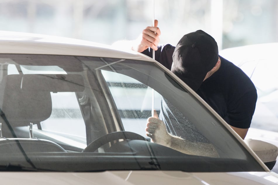 Dresden: Autoknacker in Dresden unterwegs: Täter klauen Werkzeug, Sportzeug und Elektronik