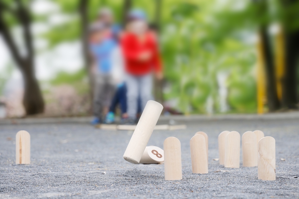 Mölkky ist nur eines der besten Spiele für draußen - für Erwachsene und Kinder.