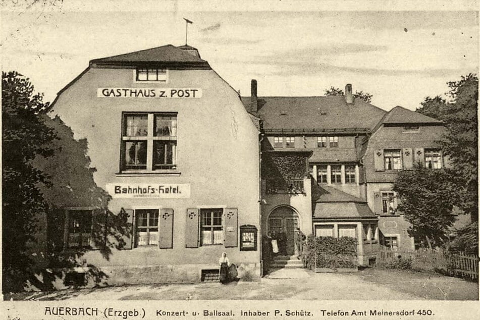 In frühen Jahren, hier ein Foto aus den 1940ern, war das Hotel ein Gasthaus. Vergangenes Jahr wurde das Gebäude abgerissen.