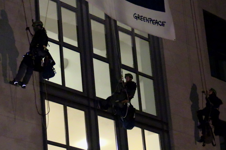 Die Aktivisten von Greenpeace seilten sich von der Fassade der Düsseldorfer Staatskanzlei ab.