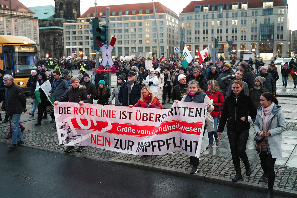 "Die rote Linie ist überschritten!" steht auf einem Banner während der Demo am 18. Februar in Dresden.