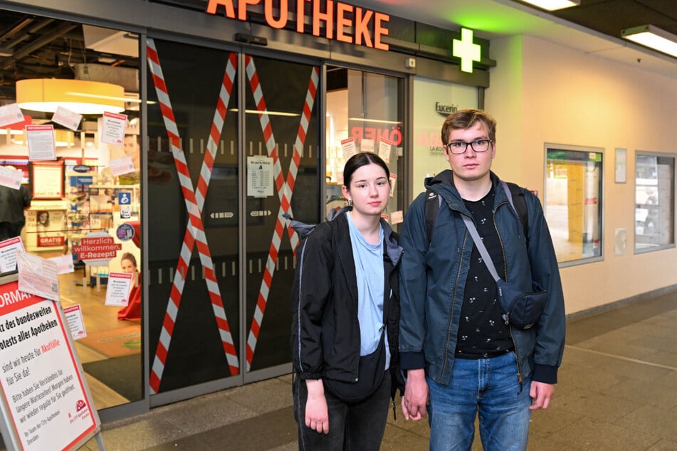 Die Reisenden Ben und Mia (beide 18, aus Weimar) kamen wegen des Protests an keine Schmerztabletten.