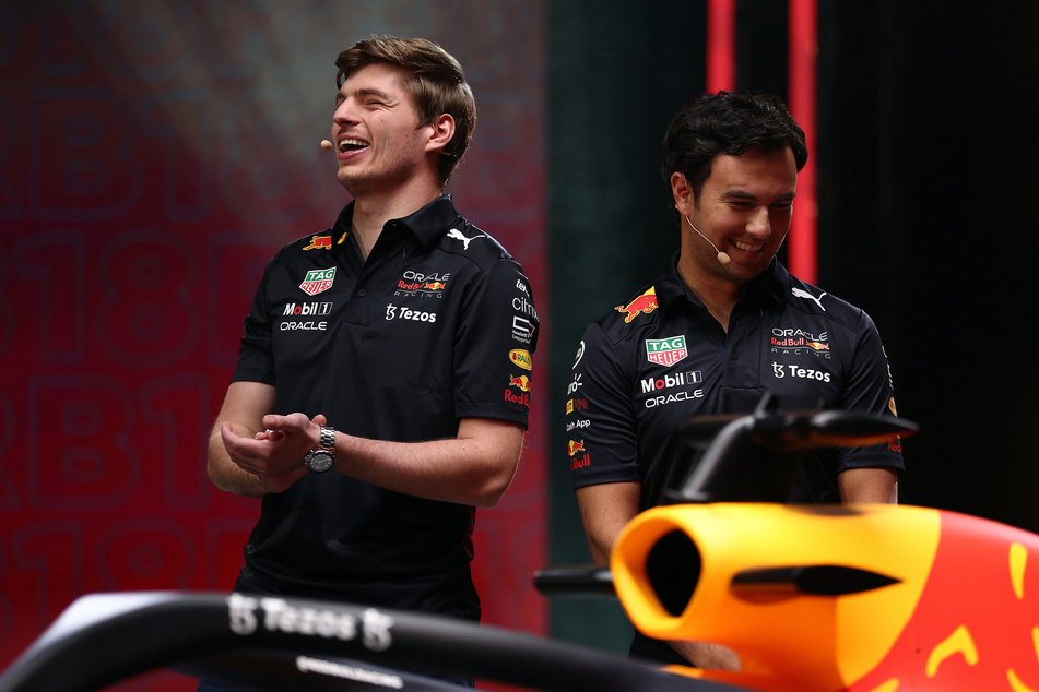Max Verstappen (24, l.) und Sergio Perez (32) bei der Vorstellung des neuen Red-Bull-Rennwagens im Januar.