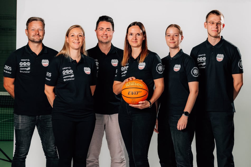 Laut SBB-Baskets-Geschäftsführerin Cindy Rössel (4.v.l.) freut sich das Team schon auf das erste Heimspiel in Magdeburg.