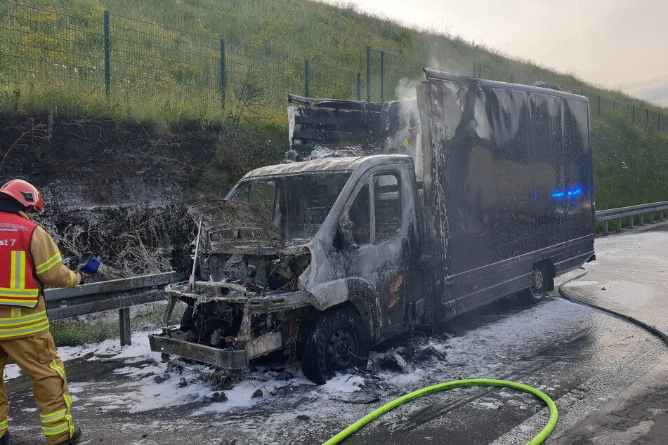 Der Lieferwagen brannte vollständig aus und wurde abgeschleppt.