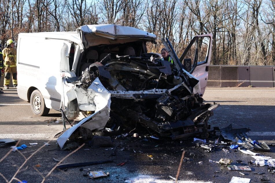 Für einen der drei Insassen dieses Ford Transits endete die Fahrt tödlich. Der Fahrer und ein Beifahrer kamen mit schweren Verletzungen ins Krankenhaus.