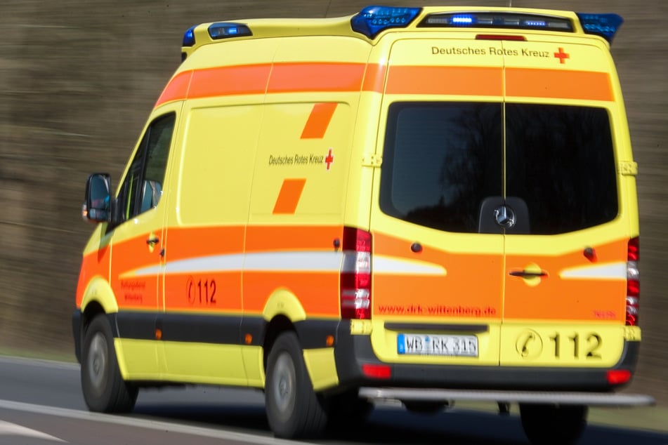 Mit seinem Aufsitzrasenmäher stürzte ein Mann in Gescher in einen Graben. Er verstarb noch an der Unfallstelle (Symbolbild).