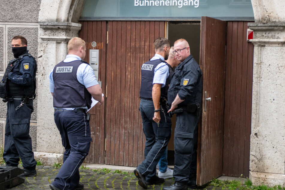 Justizwachtmeister führen einen Angeklagten zum Bühneneingang des Kornhauses. Dort findet ein Prozess nach einem Brandanschlag auf eine Roma-Familie statt.