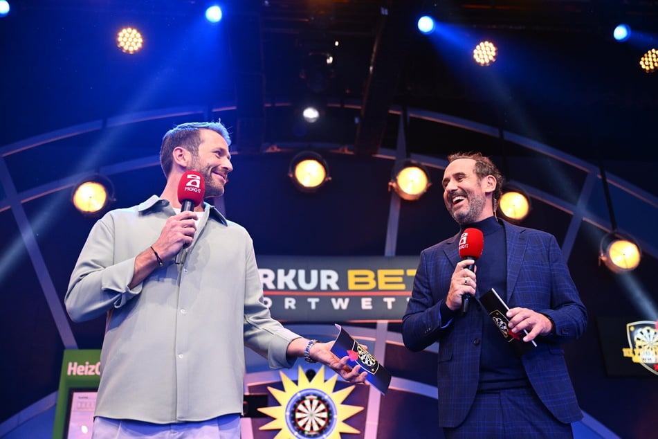 Darts-Kommentator Elmar Paulke (r.) fühlte sich durch die Aktion von Gerwyn Price in die Zeit von Phil Taylor zurückversetzt.