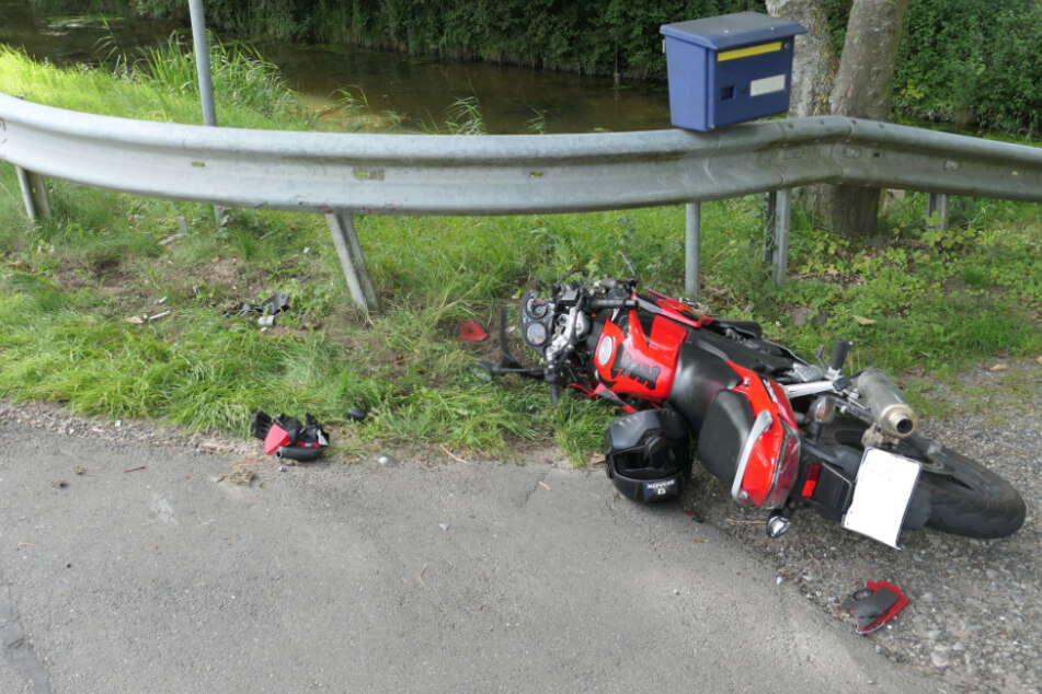 Motorradfahrerin (17) stürzt und schleudert gegen Leitplanke: Lebensgefahr!