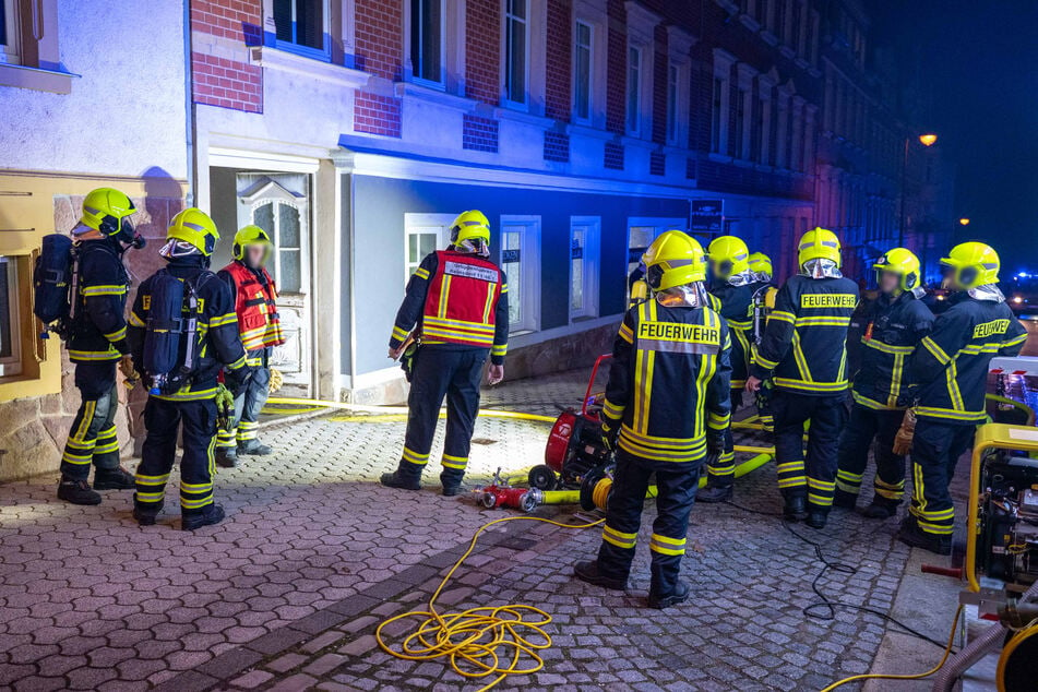 Feuer in der Bahnhofstraße in Waldheim (Landkreis Mittelsachsen): Im Durchgang eines Mehrfamilienhauses brannte eine Mülltonne.