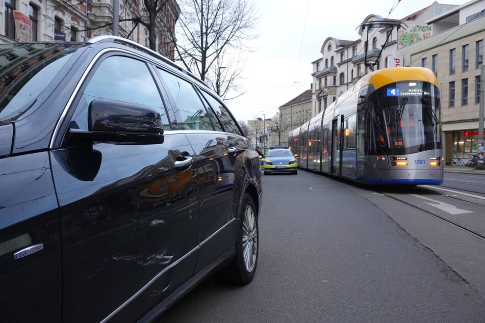 Unfall mit Auto und Straßenbahn im Leipziger Osten: Fahrgast verletzt