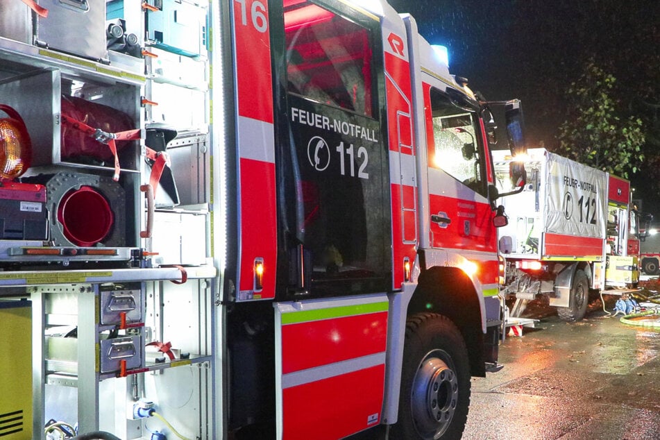 Erst am Sonntagmorgen konnte die Düsseldorfer Feuerwehr den Einsatz in Benrath beenden.