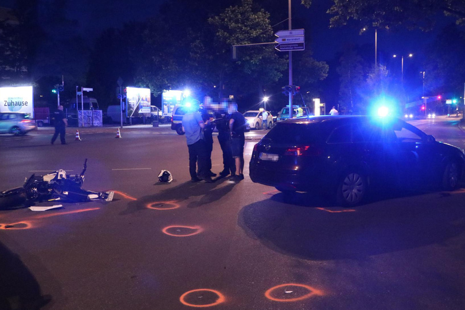 Polizisten sichern die Unfallstelle. Hat das Einsatzwagen der Zivilstreife den Motorradfahrer zu Fall gebracht.