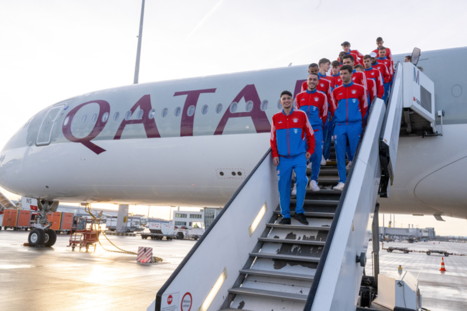 Die Bayern-Spieler vor dem Abflug nach Doha: Im WM-Gastgeber-Land bereitet sich der Deutsche Rekordmeister auf die Rückrunde vor.