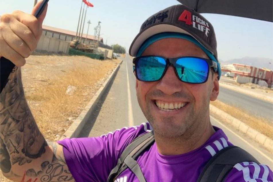 Santiago Sánchez Cogedor (40) ist seit Anfang Januar auf der Reise von Spanien nach Katar – zu Fuß.