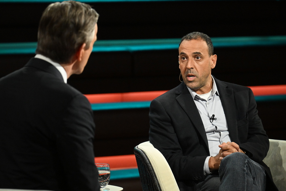 Am Mittwochabend kam Markus Lanz (56, l.) mit der Ex-Hamas-Geisel Eli Sharabi (53) zusammen.