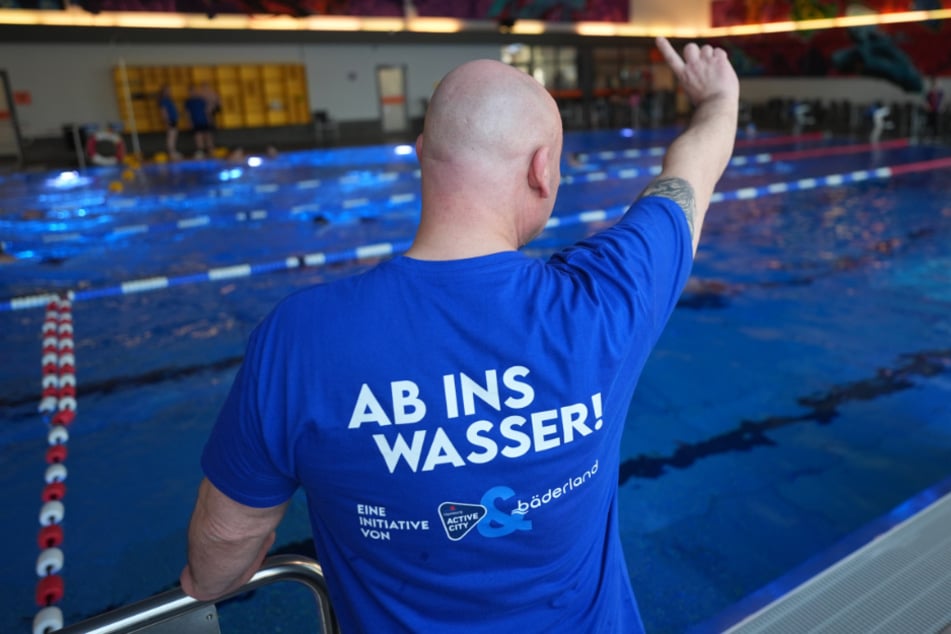 Mit der Initiative "Ab ins Wasser!" wollen die Stadt Hamburg und die Schwimmbad-Betreibergesellschaft Bäderland Kinder ans Wasser gewöhnen.