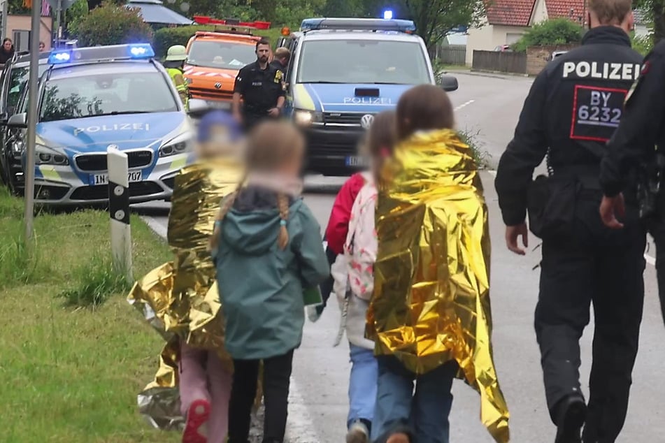 Zahlreiche Kinder seien mittelschwer bis schwer verletzt worden, heißt es in einer ersten Einschätzung der Einsatzkräfte.