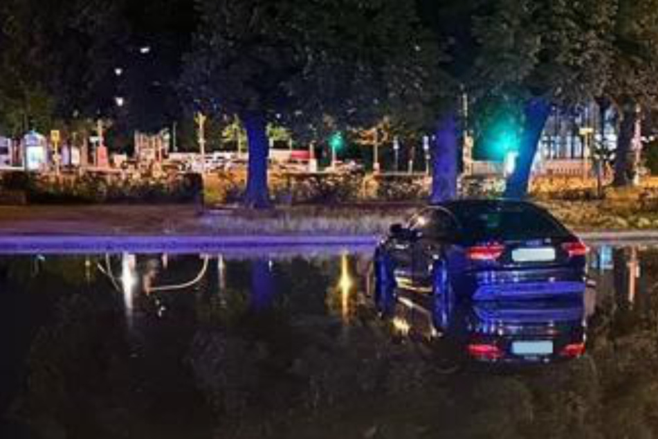 Audi-Fahrer (22) auf Drogen landet mit seiner Karosse im Brunnen