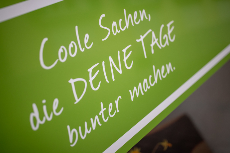 "Coole Sachen, die DEINE TAGE bunter machen" steht an dem Schaufenster des Menstruationsladens.