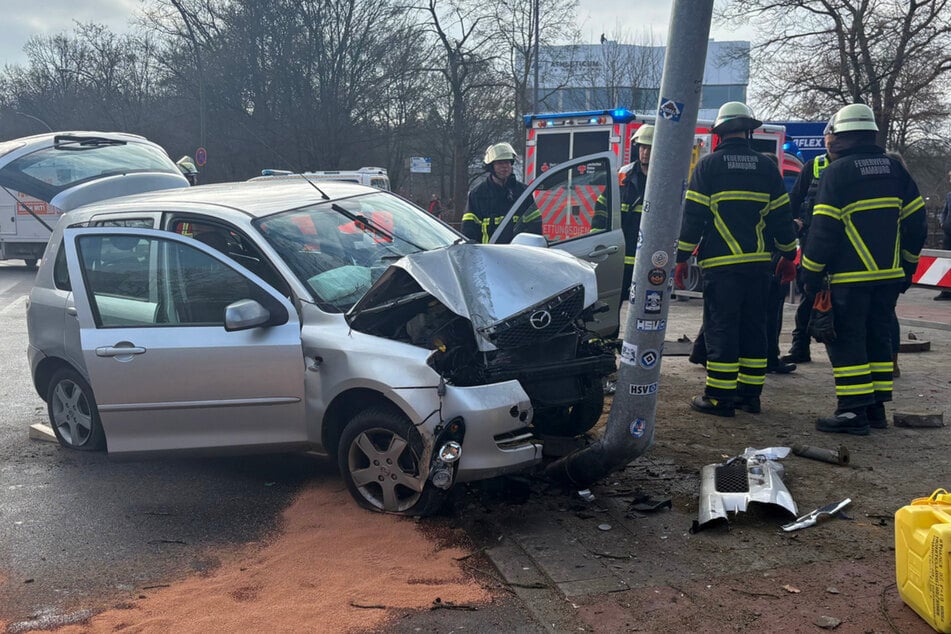 In Hamburg ist eine 69-jährige Frau am heutigen Dienstag mit ihrem Wagen gegen einen Laternenmast gekracht. Kurz darauf starb sie.